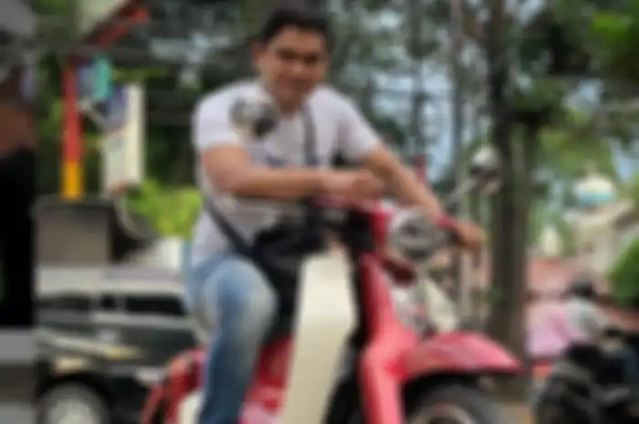 Maell Lee bergaya di atas motor Honda Super Cub C125.