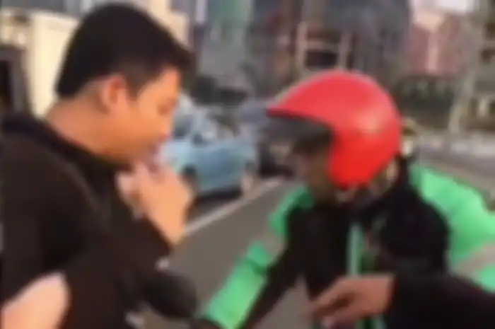 Oknum driver ojol pukul pemotor usai cekceok, malah kabur saat diminta pertanggungjawaban.