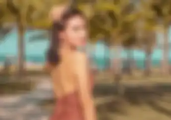 Pose Seksi Wika Salim Panas-panasan di Pantai Bali, Jago Melintir Grip Gas Motor Vespa