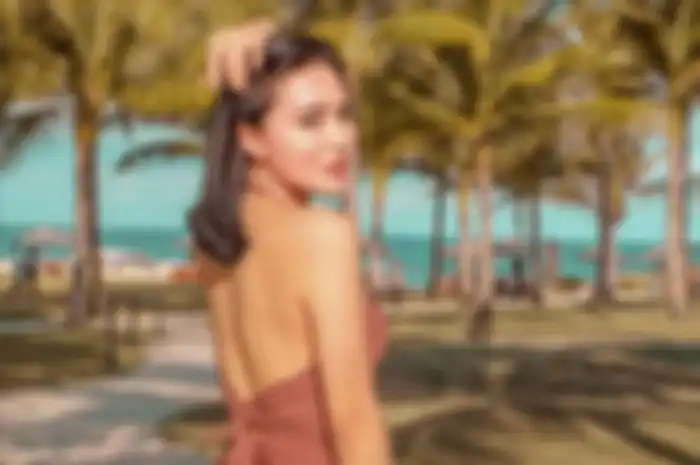 Wika Salim pose seksi di pinggir pantai di Bali, enggak peduli kulitnya jadi hitam.