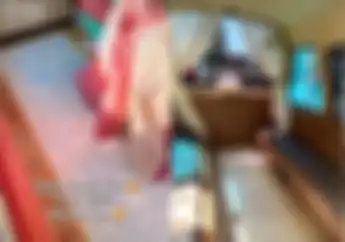 Angkot Kelas Sultan Lantai Keramik Jok Model Sofa Mewah Tarifnya Cuma Rp2 Ribu