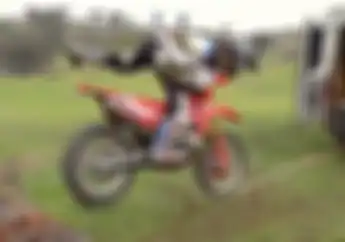 Freestyler Dunia Jalankan Motor di Atas Tali, Tukang Sirkus Sih Kalah !