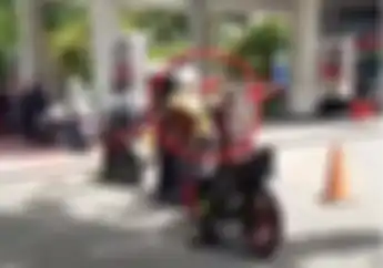 Di SPBU Ini Antriannya Ada Yang Aneh, Bikin Ngakak..