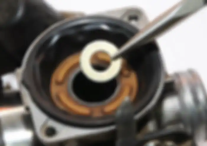 Masukan ring ke lubang botol skep