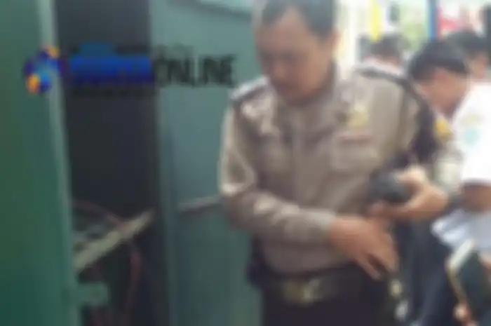 Anggota Polres Lamongan saat melakukan olah TKP di tempat kejadian, Rabu (7/11/2018) .