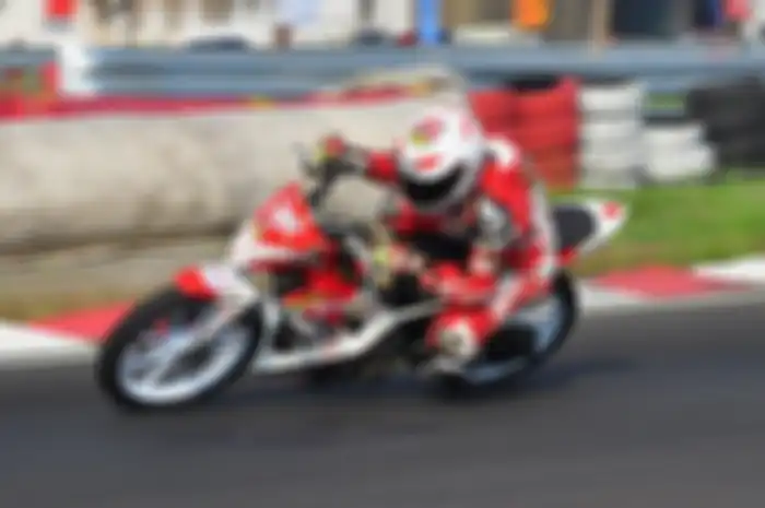 Ilustrasi motor road race yang pakai ban slick khusus balap