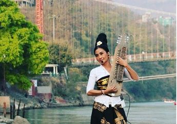 Terlihat Feminin, Ternyata Ayu Laksmi Dulu Seorang Lady Rocker!