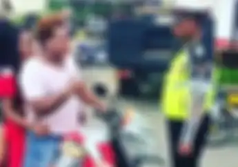 Simak Video Bonceng Tiga Ini Yang Kena Tilang Polisi, Bikin Ngakak! 