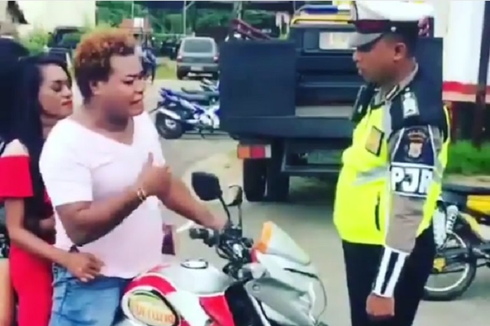 Waria bonceng tiga