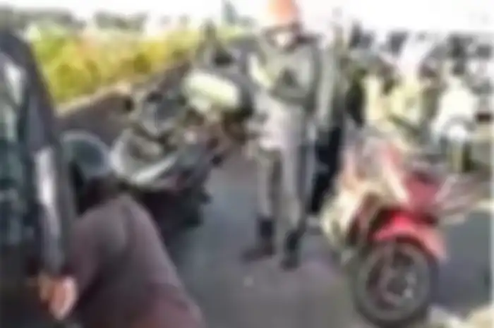 Pemotor terpental dan jatuh dari ketinggian 10 meter di Flyover Pesing, Jakarta Barat. 