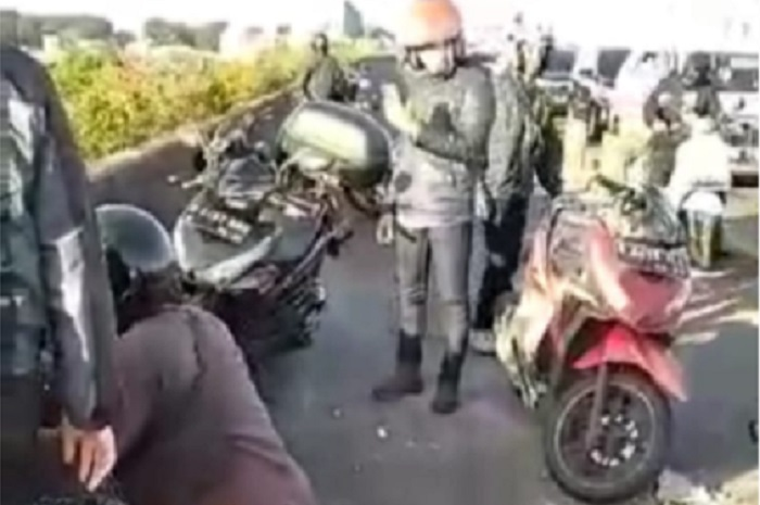 Pemotor terpental dan jatuh dari ketinggian 10 meter di Flyover Pesing, Jakarta Barat. 