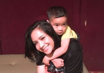 Begini Gemasnya Nagita Slavina saat Ajarkan Rafathar Bahasa Inggris