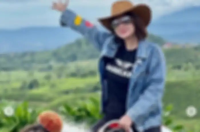 Dewi Perssik digugat cerai suaminya Angga Wijaya, pernah pose cantik di atas motor custom Yamaha XS 650.