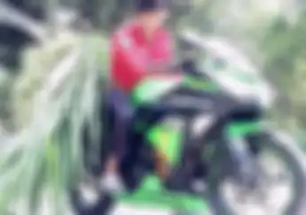 Mantap Jiwa! Bikers Ini Beli Kawasaki Ninja 250 Fi Cuma Buat Nyabit Rumput Untuk Hewan Kesayangannya