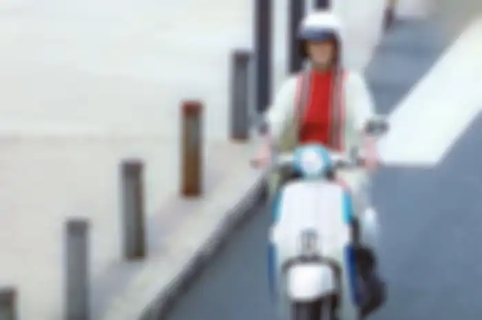 penampakan Kymco Ionex Many 110 EV saat dikendarai.