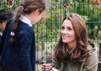 Intip Pesona Kate Middleton dalam Balutan Midi Dress Saat Kunjungi Museum Landmark