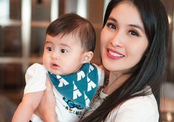 Latihan Duduk di Kloset, Ekspresi Raphael Moeis Bikin Gemas!