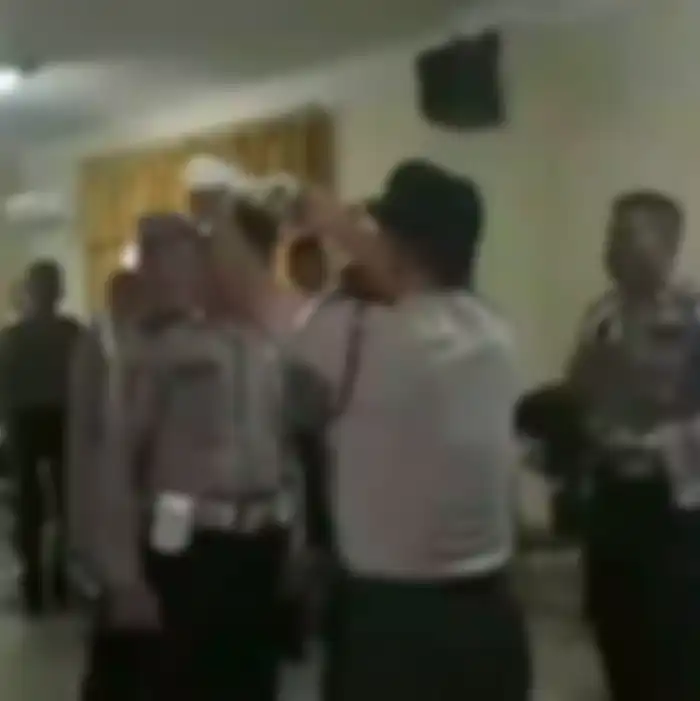 Upacara Penurunan Jabatan Oknum Polisi
