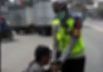 Videonya Viral.. Sudah Tabrak Polwan, Pria Ini Baru Minta Ampun Sampai Cium Tangan