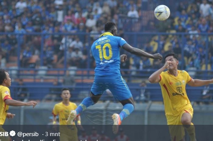 Lompatan striker Persib, Ezechiel N'Douassel di antara duo pilar bertahan Bhayangkara FC, Jajang Mulyana (kanan) dan M Fatchu Rochman pada pekan keenam Liga 1 2019 di Stadion Si Jalak Harupat, Soreang, Kabupaten Bandung pada 30 Juni 2019.