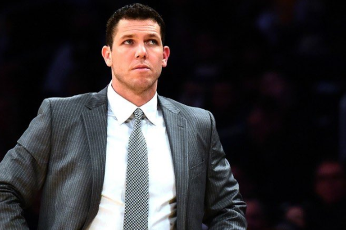 Pelatih Los Anegeles Lakers, Luke Walton, terancam dipecat setelah Lakers resmi gagal menuju babak Playoff NBA 2018-2019.