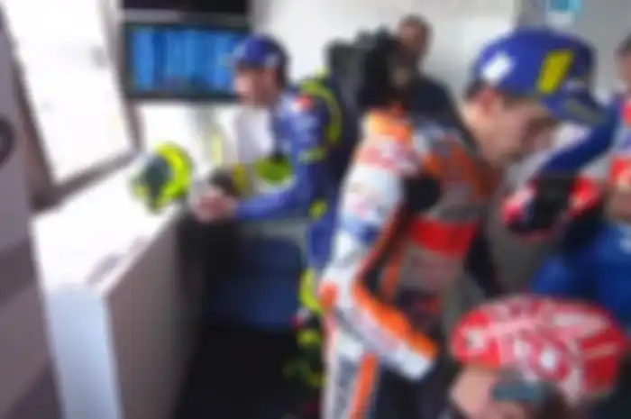 Reaksi Rossi dan Marquez saat berjumpa usai balap MotoGP Prancis.