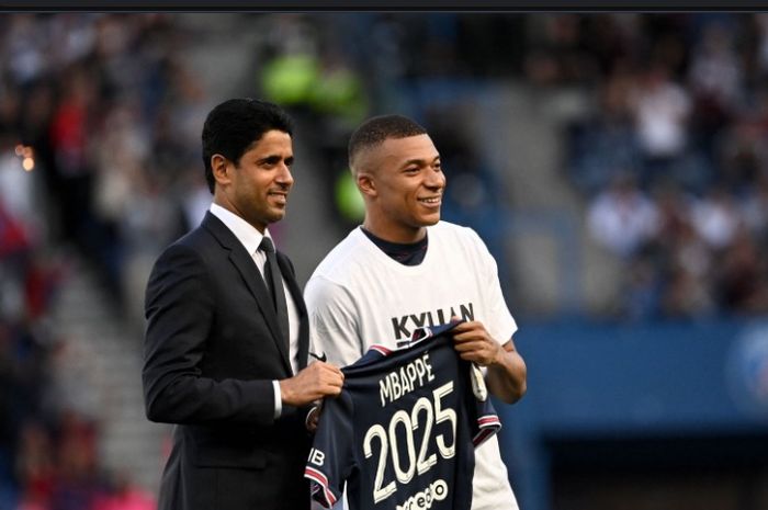 Presiden PSG, Nasser Al-Khelaifi berfoto bersama Kylian Mbappe usai sang pemain bertahan hingga 2025.