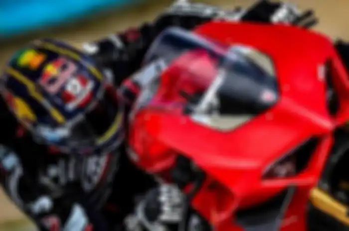 Pembalap baru di tim Pramac Racing, Johann Zarco pamer helm baru yang akan dipakai balapan di MotoGP 2021.