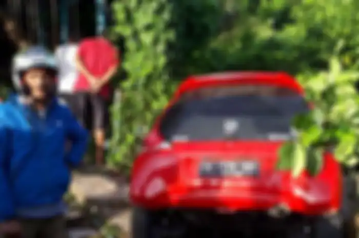 Mobil Honda Brio yang dikendarai anggota DPRD Kabupaten Maluku Tengah.