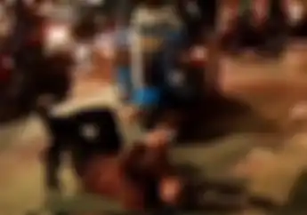 Viral, Lelaki Tiduran di Trotoar Sambil Main Ponsel, Bajaj Dibuat Malu dan Terpaksa Mundur