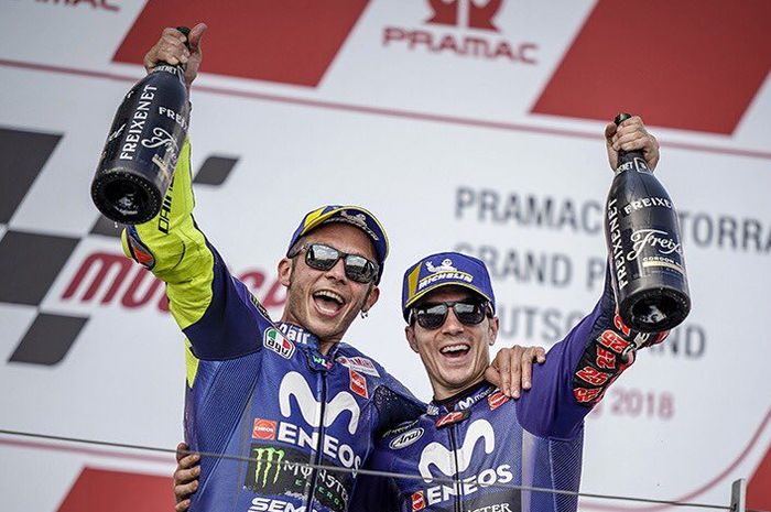 Pembalap tim pabrikan Yamaha di MotoGP, Valentino Rossi (kiri) dan Maverick Vinales.