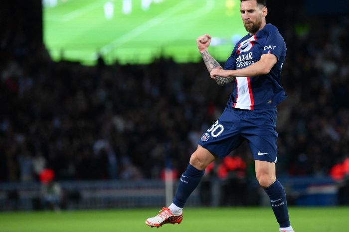 Lionel Messi merayakan gol dalam duel PSG vs Nice di Liga Prancis di Parc des Princes, Paris (1/10/2022).