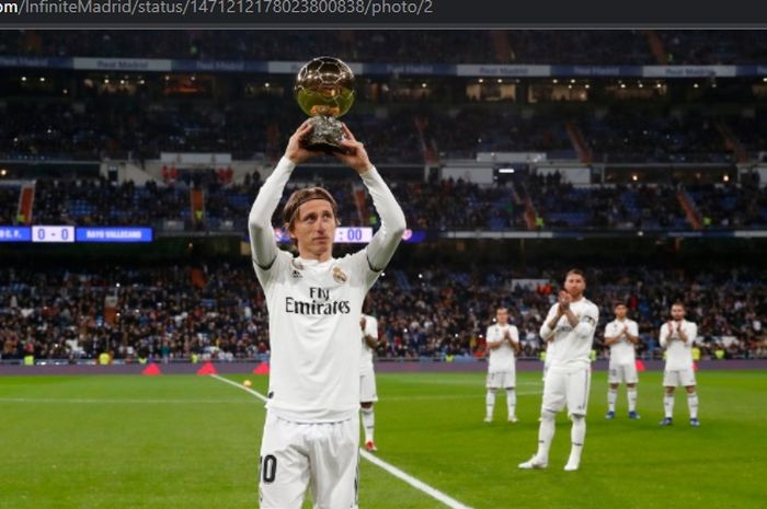 Gelandang Real Madrid, Luka Modric, saat memenangkan Ballon d'Or 2018