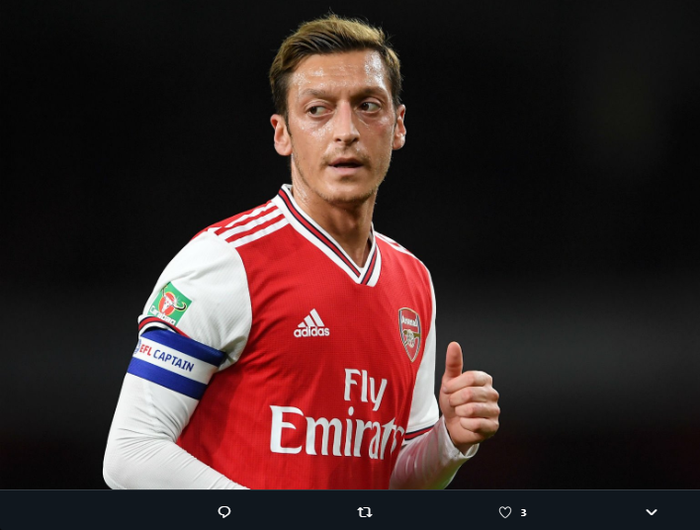 Mesut Oezil saat menggunakan ban kapten Arsenal pada suatu pertandingan.