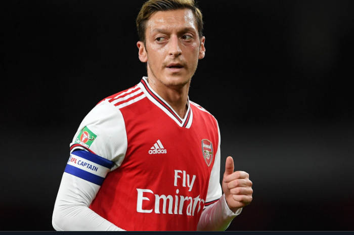 Mesut Oezil saat menggunakan ban kapten Arsenal pada suatu pertandingan.