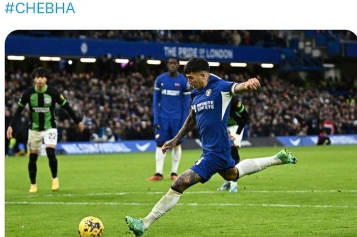 Gelandang Chelsea, Enzo Fernandez, mencetak gol tendangan penalti ke gawang Brighton &amp; Hove Albion pada pekan ke-14 Liga Inggris di Stadion Stamford Bridge, Minggu (3/12/2023).