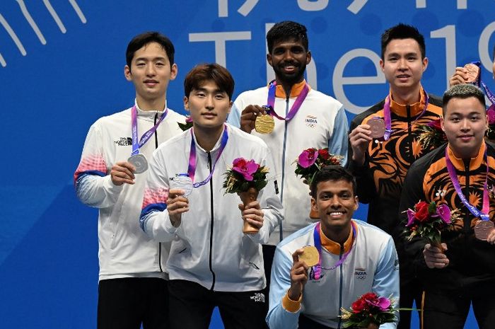 Ganda putra Korea Selatan, Choi Sol-gyu (paling kiri), setelah merebut medali perak bersama pasangannya, Kim Won-ho, pada Asian Games 2022