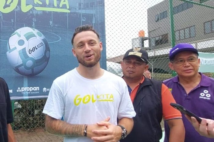 Gelandang timnas Indonesia Marc Klok saat memberi keterangan kepada awak media di Jakarta Timur, Minggu (18/2/2024).