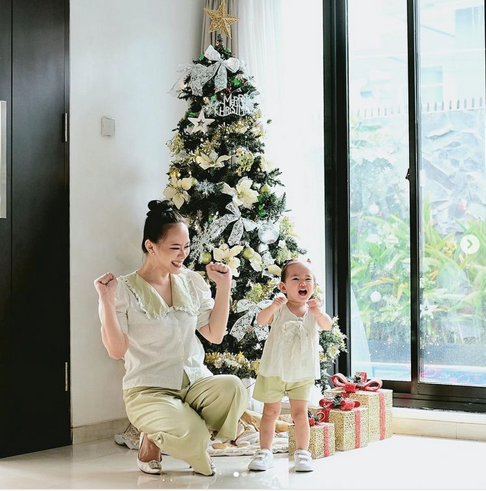 Bernuansa elegan nan mewah, intip pohon natal di rumah artis Yuanita Christiani yang menawan dengan warna gold dan putih.
