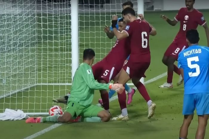 Pemain Timnas Qatar menarik kembali bola yang telah keluar lapangan, lalu ditendang rekannya ke gawang Timnas India dalam laga terakhir Grup A putaran kedua Kualifikasi Piala Dunia 2026 zona Asia di Doha, Selasa (11/6/2024). Para pemain India protes, tapi wasit mengesahkannya sebagai gol.