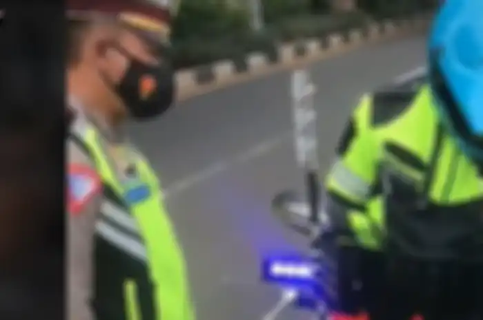 Viral, video bikers pengawal ambulans ditilang polisi, gara-gara pasang strobo dan sirine mirip motor patwal.