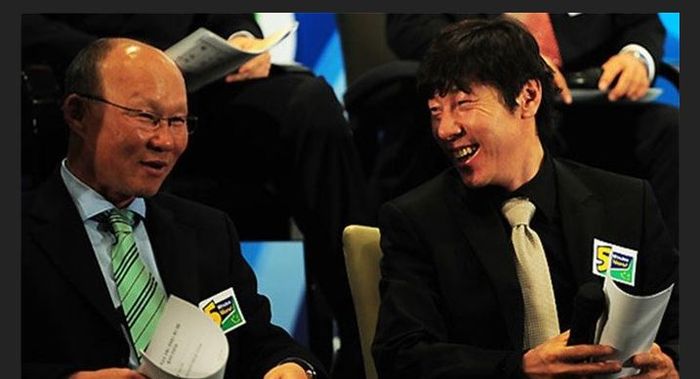 Pelatih timnas Vietnam, Park Hang-seo (kiri), berbicara dengan pelatih timnas Indonesia, Shin Tae-yong.