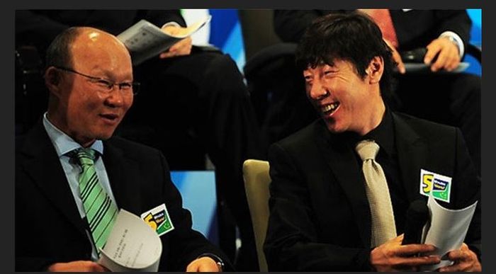 Pelatih timnas Vietnam, Park Hang-seo (kiri), berbicara dengan pelatih timnas Indonesia, Shin Tae-yong.