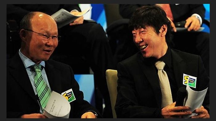 Pelatih timnas Vietnam, Park Hang-seo (kiri), berbicara dengan pelatih timnas Indonesia, Shin Tae-yong.