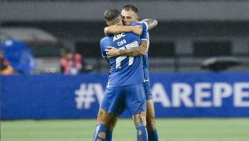 Ciro Alves saat selebrasi seusai mencetak gol dalam laga Persib Bandung Vs Borneo FC dalam laga ke-11 Liga 1 2024/2025 di Stadion Gelora Bandung Lautan Api (GBLA), Bandung, Jumat (22/11/2024).