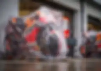 Ternyata.. Cara Mengeringkan Wearpack Pembalap Dunia Mirip Mekanik Ganti Oli