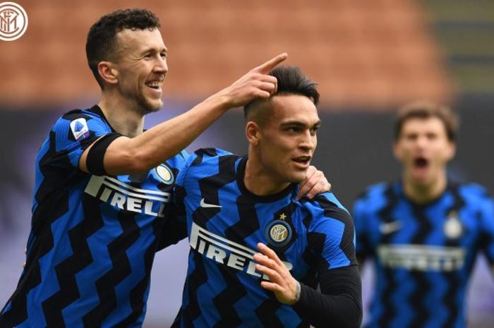 Striker Inter Milan, Lautaro Martinez (tengah), merayakan gol yang dicetak ke gawang AC Milan dalam laga Liga Italia di Stadion San Siro, Minggu (21/2/2021).