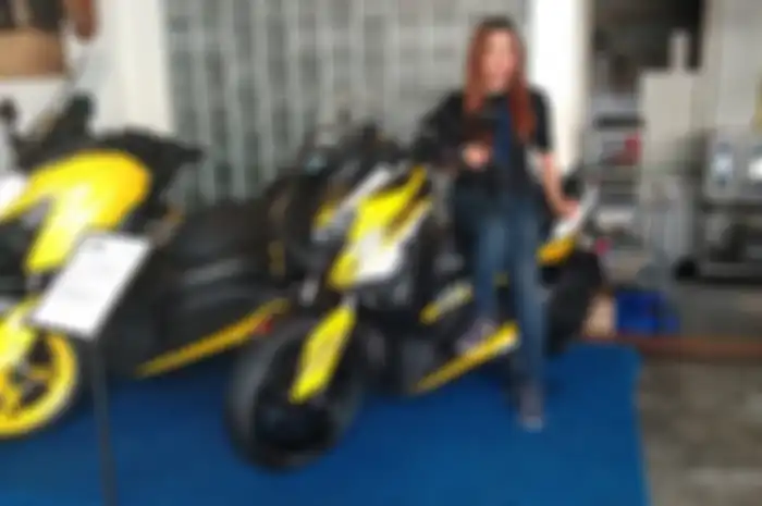 Desy bersama Yamaha XMAX dalam ajang Customaxi Yamaha 2018