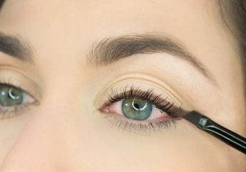 Wajib Punya! Ini 3 Eyeliner Gel Merek Lokal yang Mudah Dipakai!