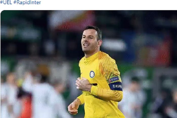 Ekspresi kiper Inter Milan, Samir Handanovic, dalam laga leg pertama babak 32 besar Liga Europa melawan Rapid Wien di Weststadion, Kamis (14/2/2019).